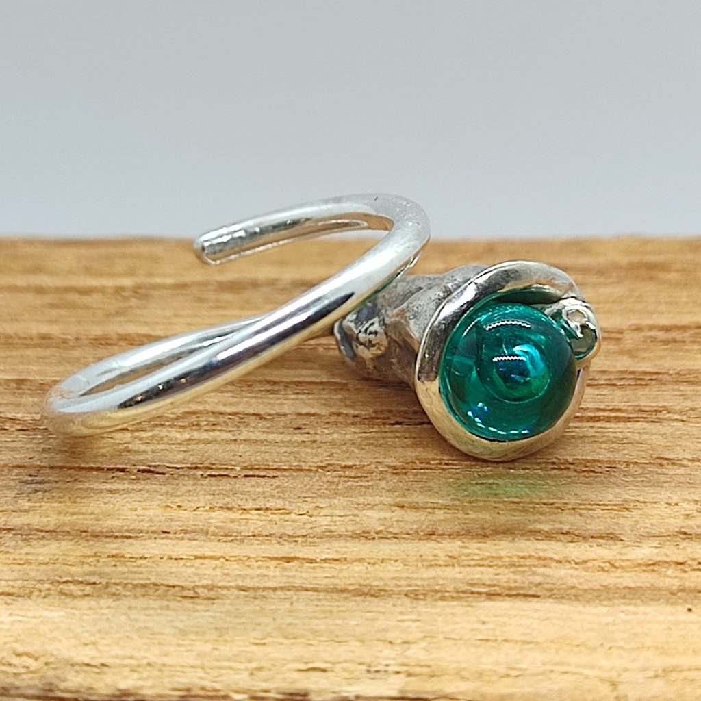 Añillo de Plata de Ley y vidrio de Murano color verde